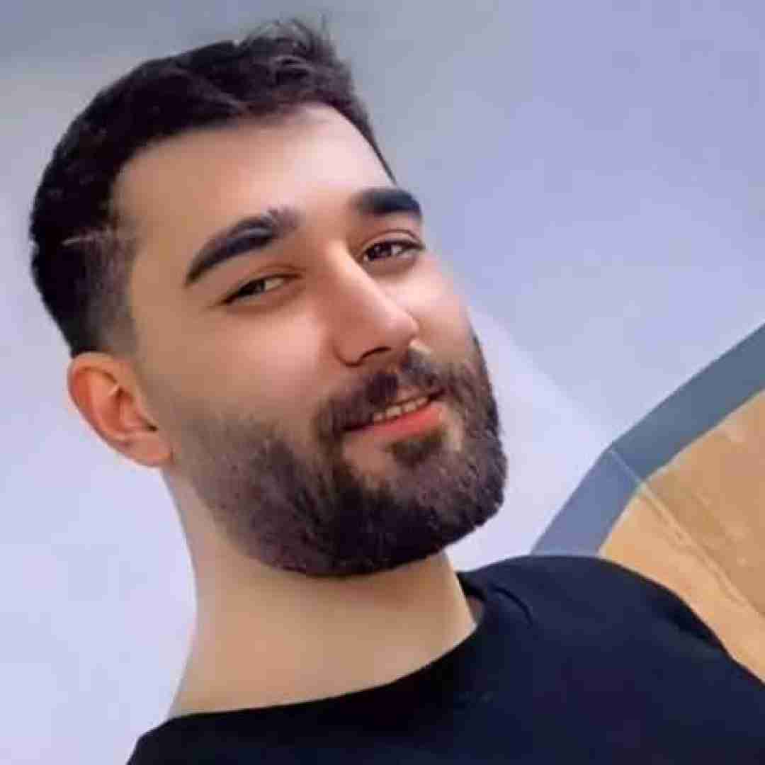 دانلود آهنگ میخوام یه جوری زندگی کنم انگار قراره فردا علی یاسینی