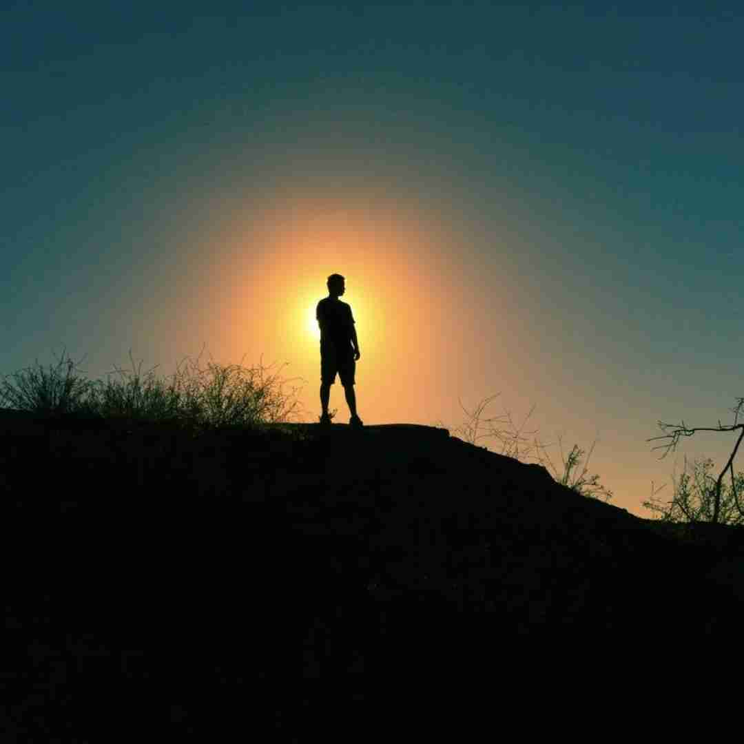 دانلود آهنگ خوشحالم کن با یه چمدون برید از دورم