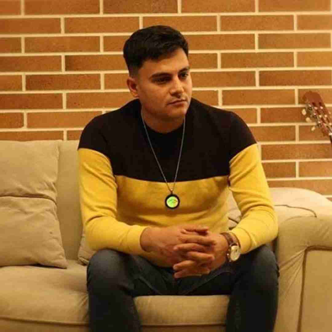 دانلود آهنگ دستم گرمیه دستاده میخا یخ کردم رامین کرمی