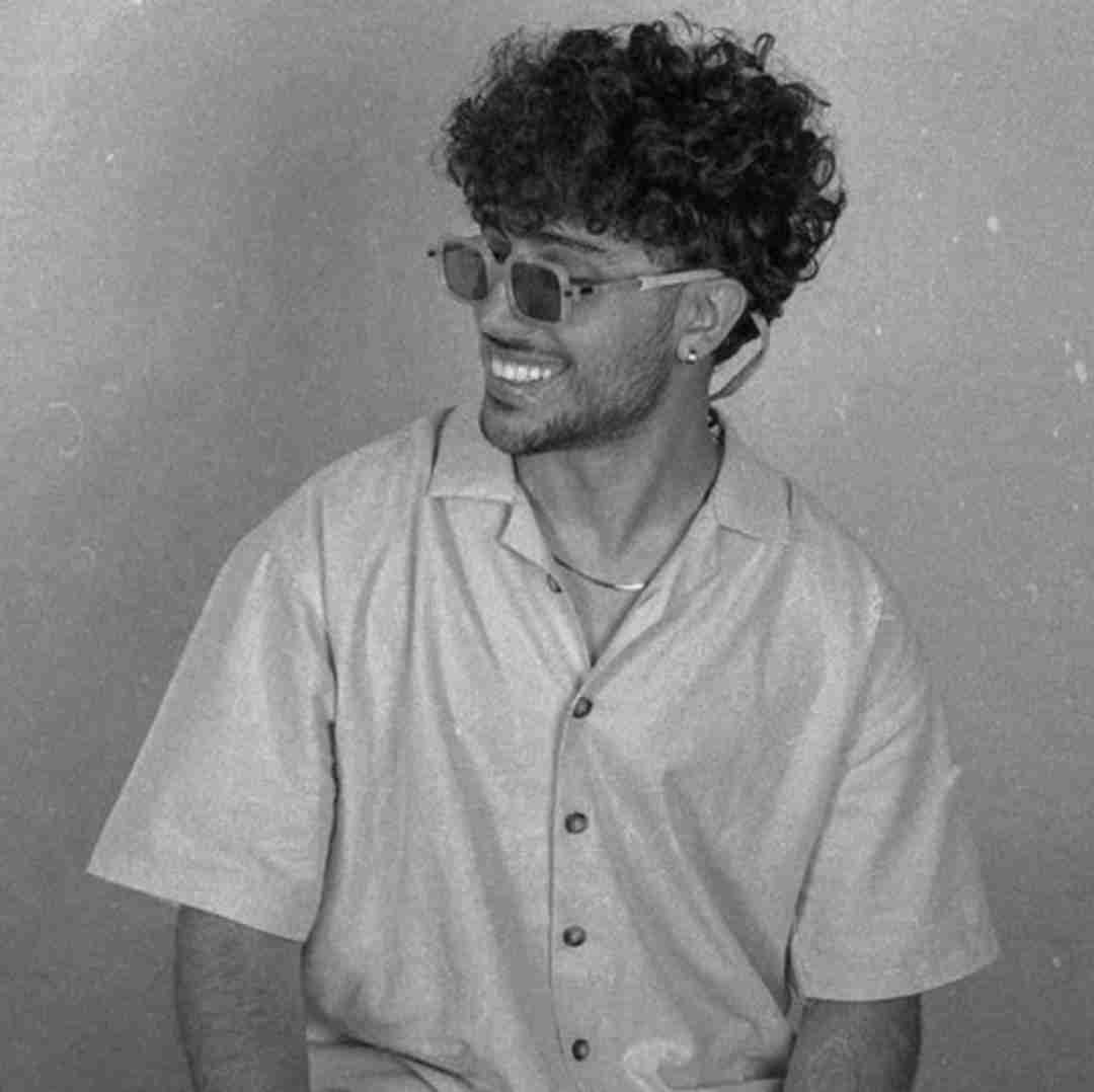 دانلود آهنگ همش دو ثانیس کل فاصله اکس و نکست بابی