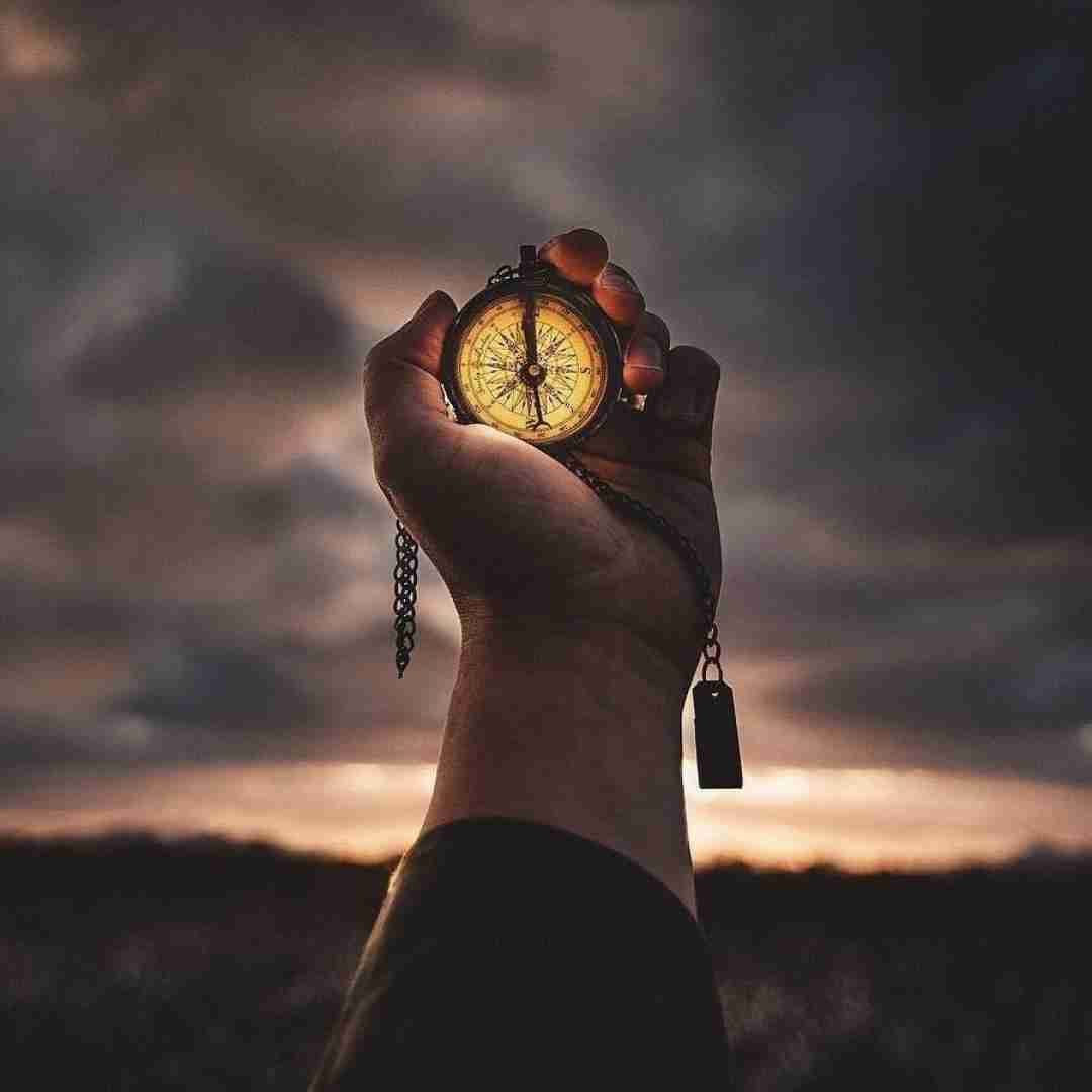 دانلود آهنگ توی تنهایی عشق میمیره عکس میزاری با لباسای مشکی تیره