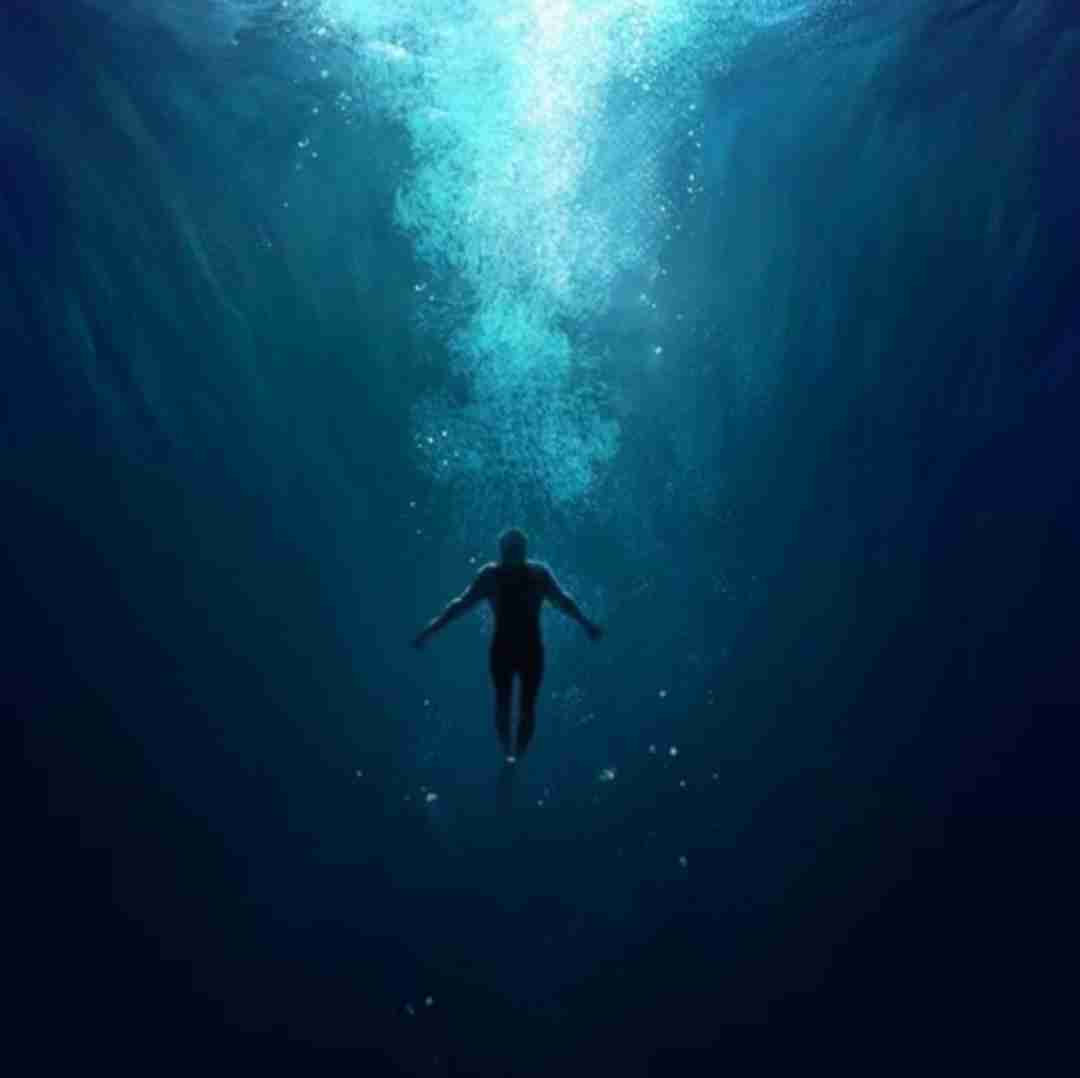 دانلود آهنگ حس میکنم دریای حرفم وقتی رو به روم هست فردای بدتر