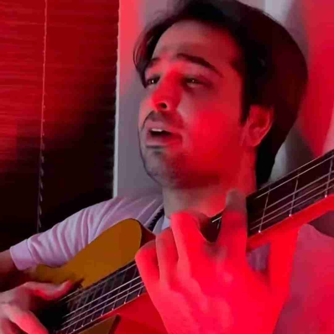 دانلود آهنگ در دام عشق افتادم پروانه ایی دلداده ام فرزاد فرخ